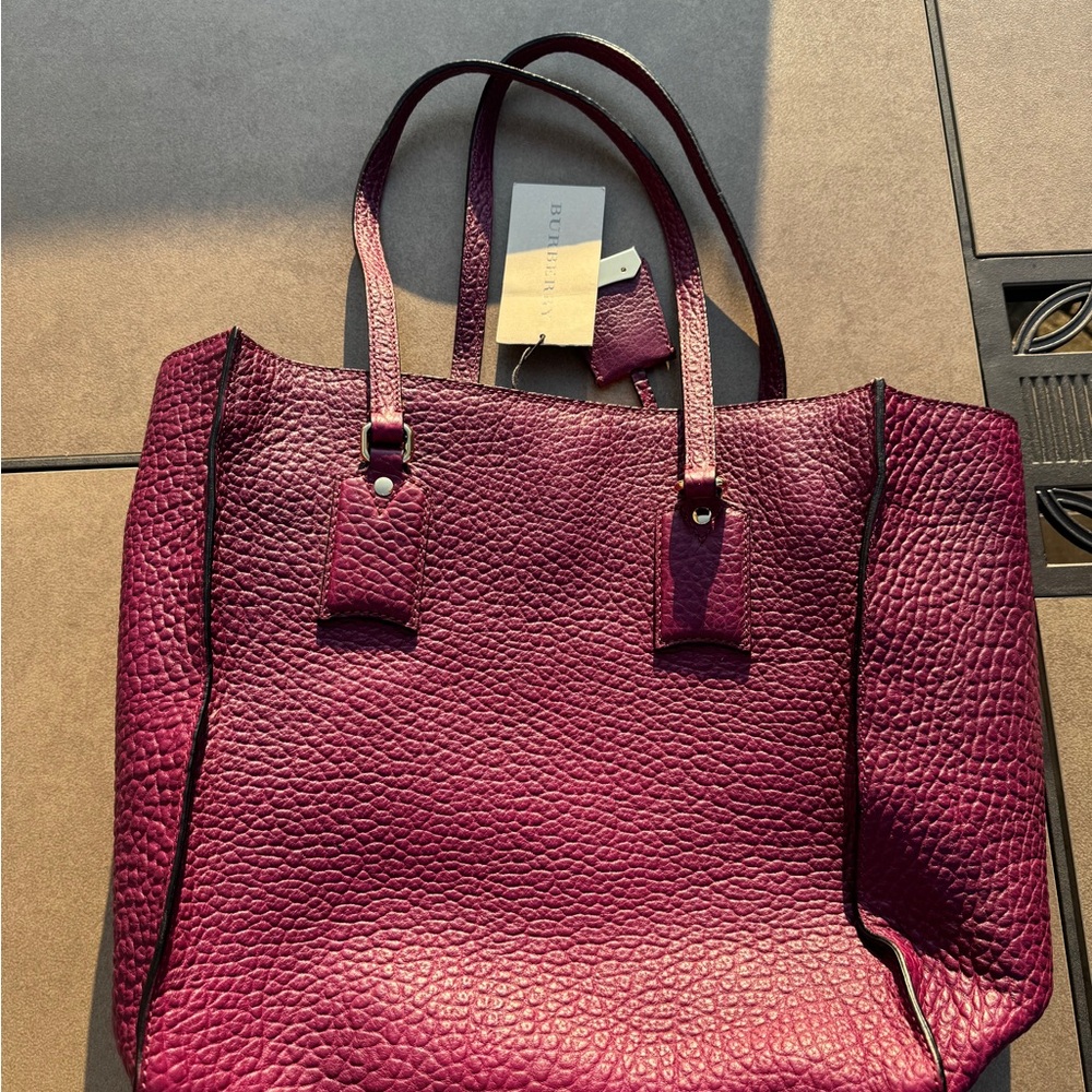 Brand new luxury Burberry tote w tags. - Picture 2 of 7